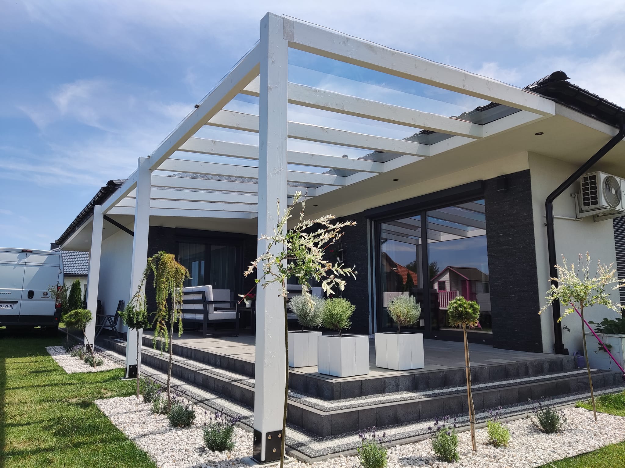 zadaszenie tarasu z drewna klejonego pokryte poliwęglanem litym 4